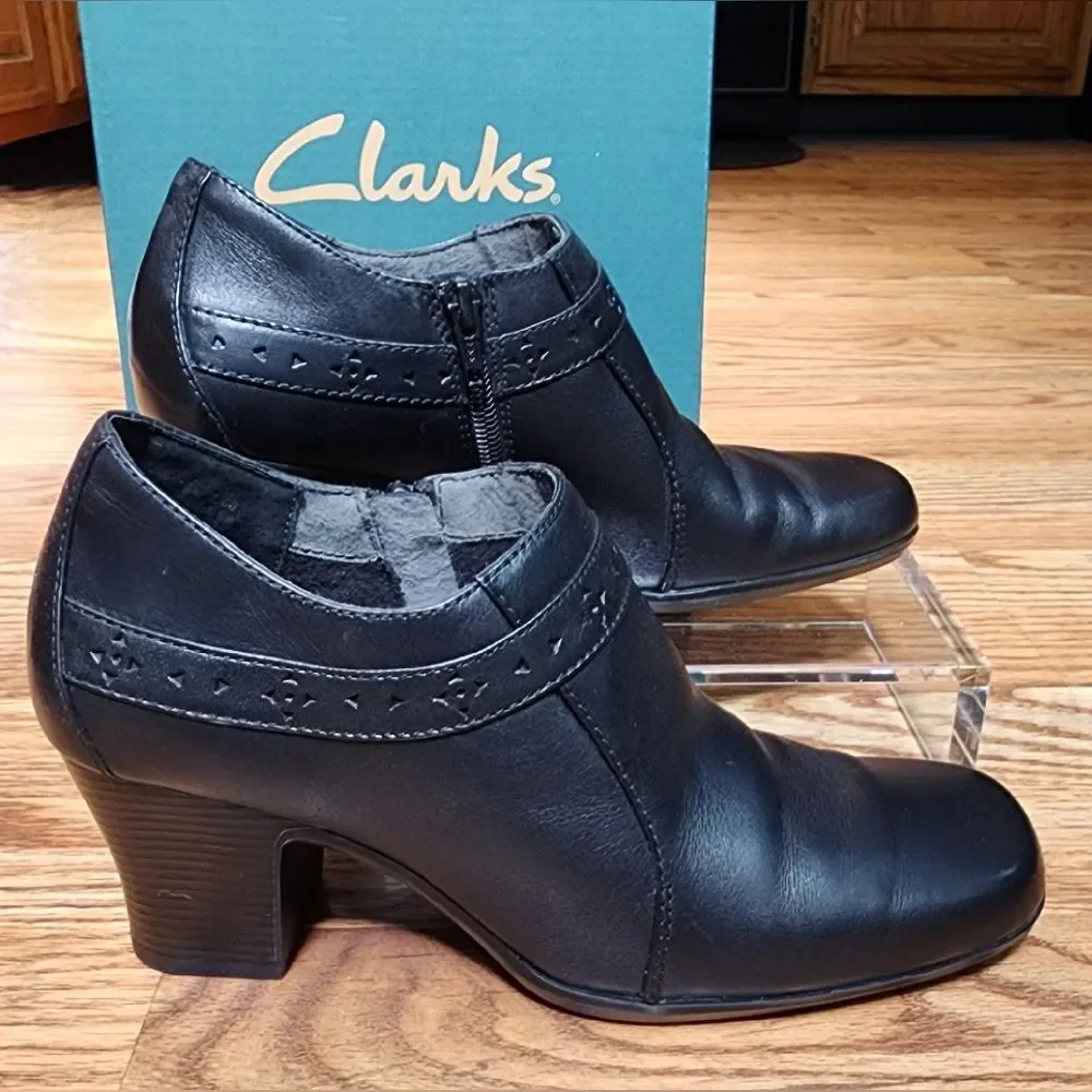 Clarks Women's Size 7.5M Black Leather Block Heel Zipper Bootie Boots